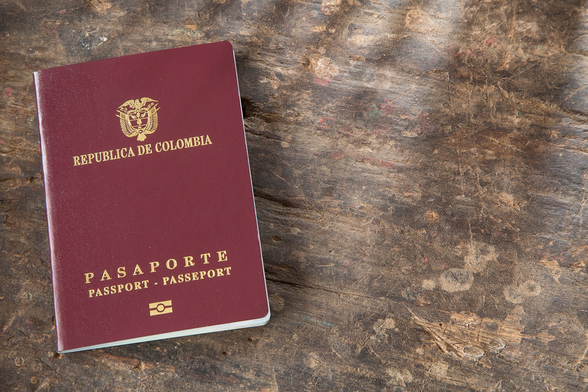 Pasaporte en Colombia, precio que no baja y visa a Reino Unido que acaba