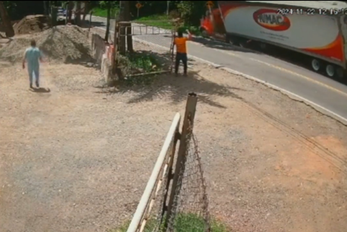 Conductor tractomula se quedó sin frenos y paró contra montaña en Santander