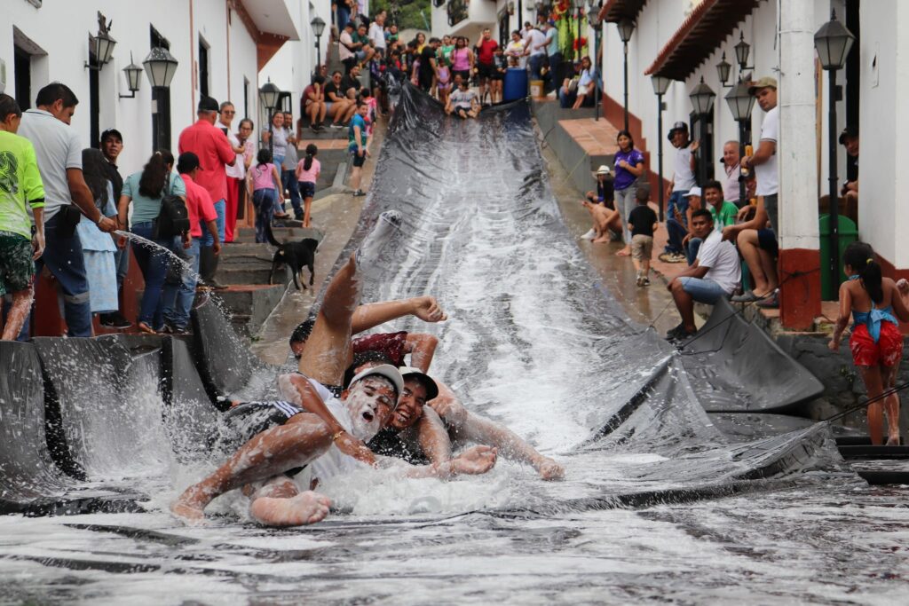 Tobogán callejero en Bucarasica. / Alcaldía de Bucarasica.