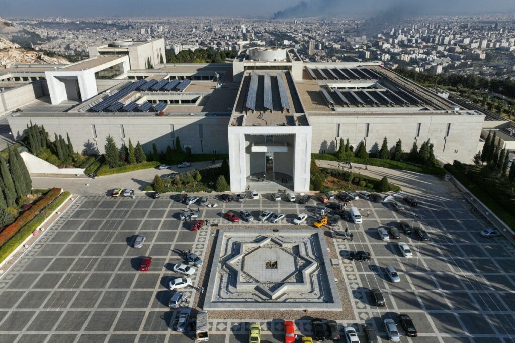 Una fotografía aérea muestra el palacio presidencial sirio en el monte Qasyoun de Damasco el 8 de diciembre de 2024, después de que los rebeldes liderados por islamistas declararan que habían tomado la capital siria en una ofensiva relámpago, lo que hizo huir al presidente Bashar al-Assad y puso fin a cinco décadas de Baath. gobernar en Siria/AFP.