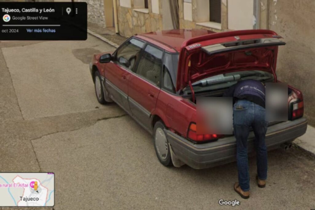 Imagen de hombre captado por Google Maps tratando de transportar lo que seria cadáver / Foto de Google Maps