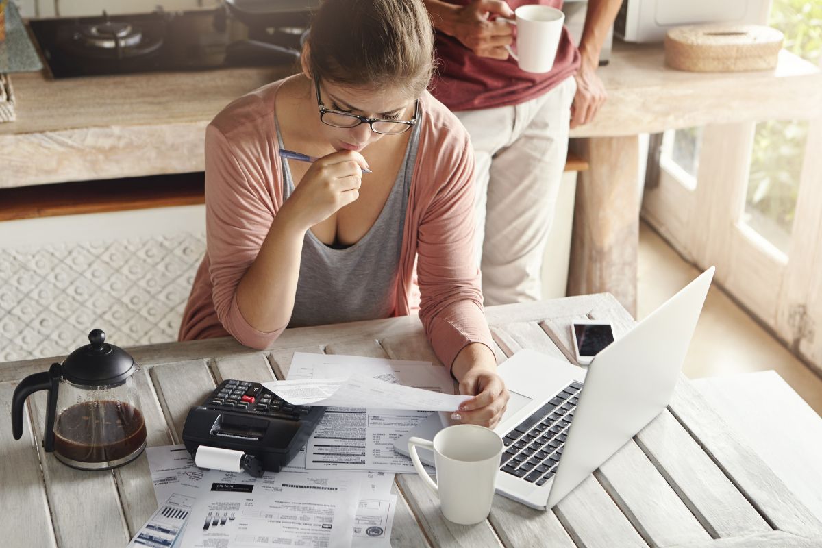 Cómo ahorrar más en 2025 evitando los gastos hormiga: recomendaciones de experto