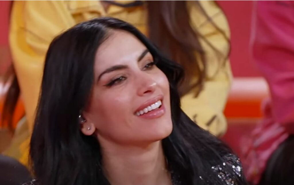 Cara de Jessica Cediel al ver su cuadro en el escenario. Foto: Caracol TV.