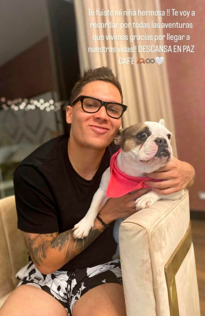 Juan Fernando Quintero junto a su mascota, Café, que falleció recientemente | Instagram Juan Fernando Quintero