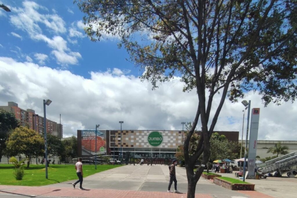 Imagen de Jumbo Calle 80 a propósito de primer Carrefour que existió / Foto de Google Maps