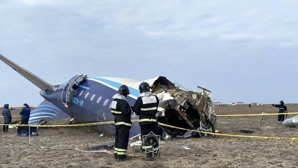 Imágenes del avión estrelladoe n Kazajistán. Foto: AFP