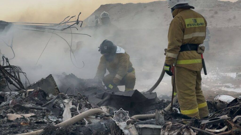 Imágenes del avión estrelladoe n Kazajistán. Foto: AFP