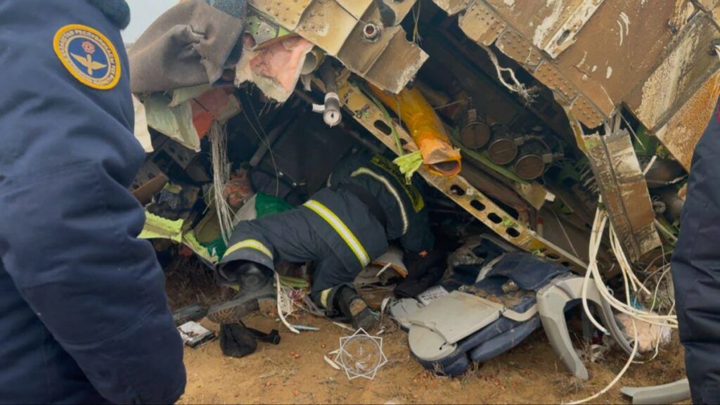 Imágenes del avión estrelladoe n Kazajistán. Foto: AFP