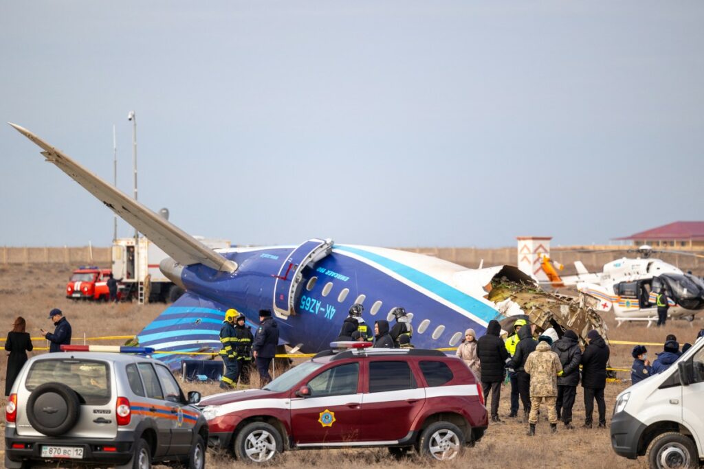 Imágenes del avión estrelladoe n Kazajistán. Foto: AFP