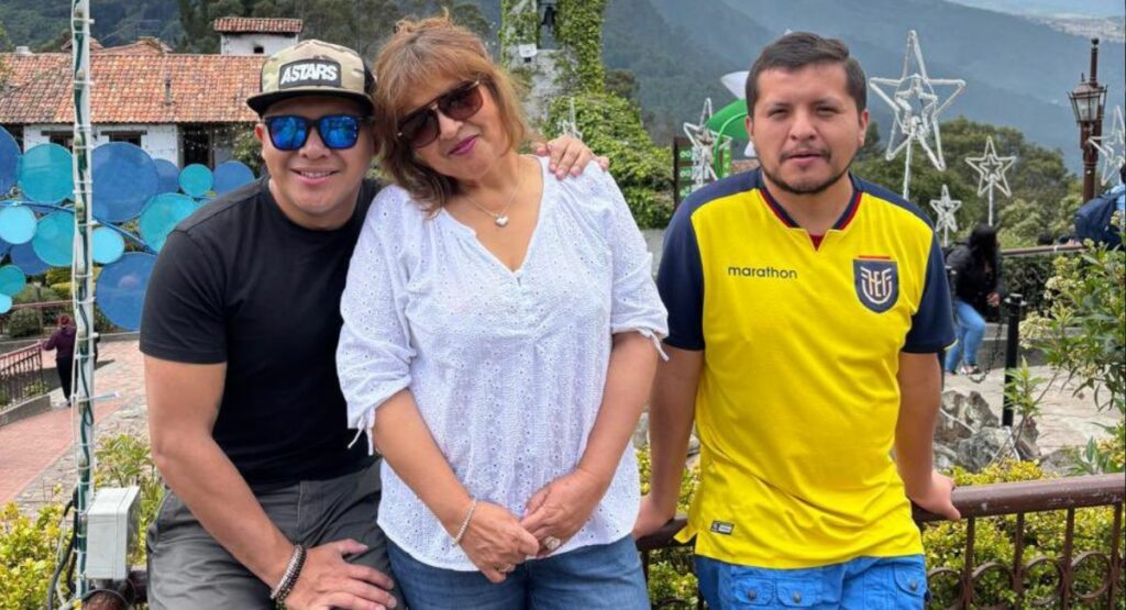 Javier Vásquez en compañía de su madre y hermano / Redes sociales