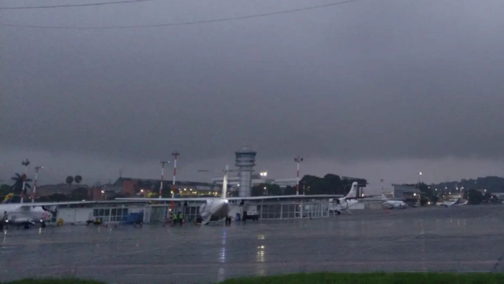 Aeropuerto Olaya Herrera de Medellín hoy: 20 vuelos afectados por mal clima