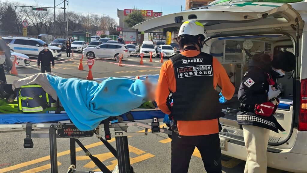 Hombre rescatado del accidente de Muan. / AFP