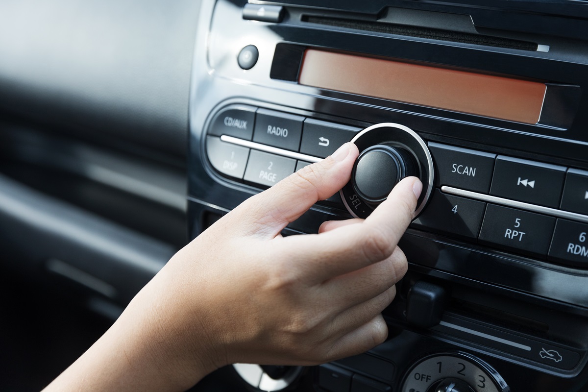 ¿Qué necesita para instalar un sonido al carro?