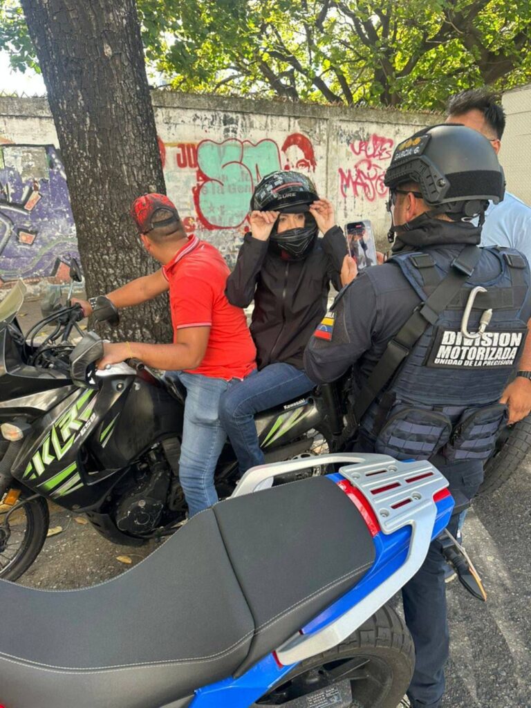Foto de María Corina Machado siendo grabada. / Redes sociales.