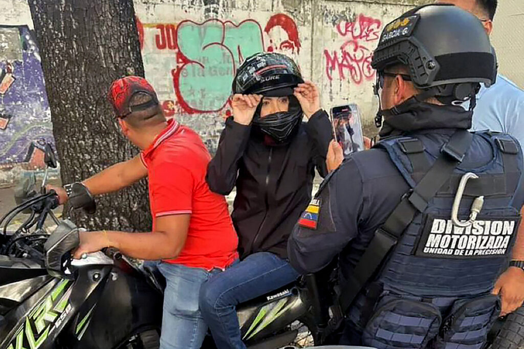 Foto muestra momento exacto en que María Corina machado fue detenida AFP