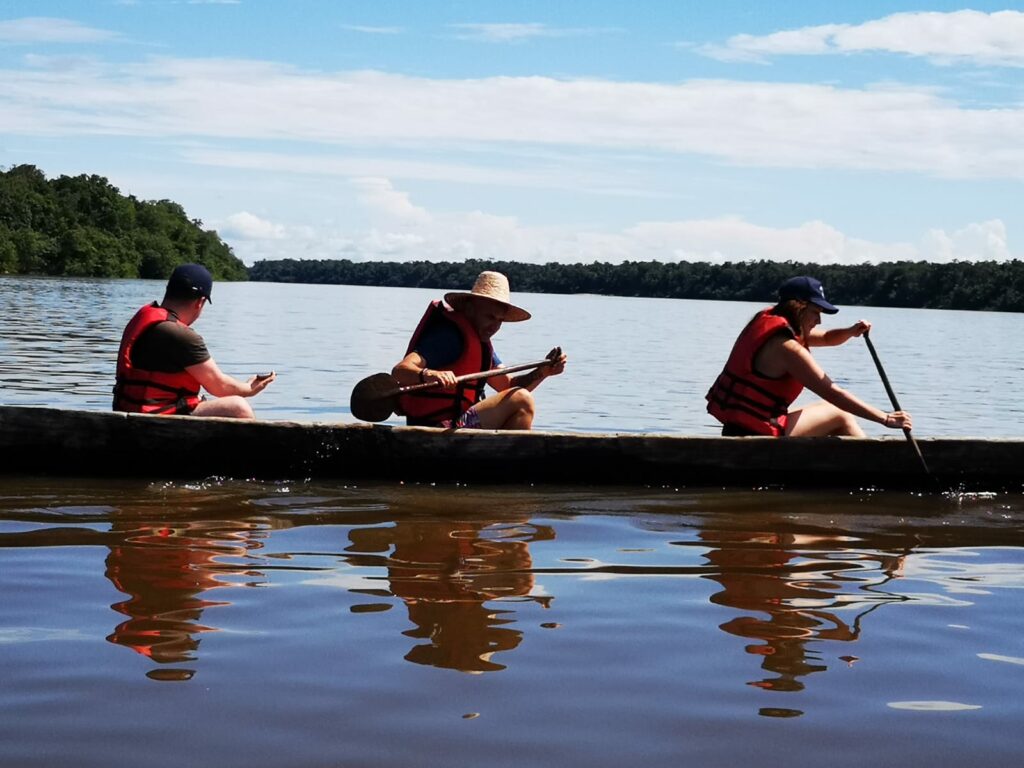 Periodistas de Noticias Caracol pasean por el río San Joaquín. 