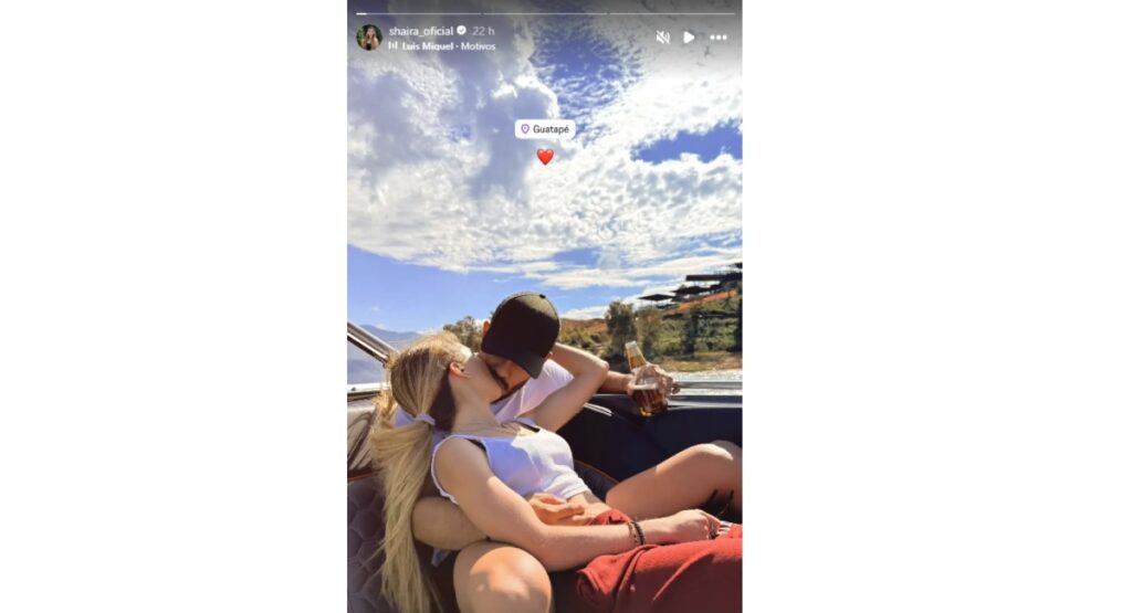 Shaira se dejó ver enamorada y dando apasionado beso a su nuevo novio