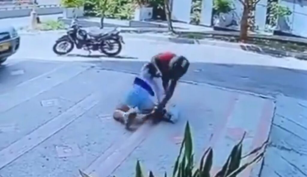 Video atraco fallido a mujer en Bucaramanga, Santander/Foto: Canal Tro.