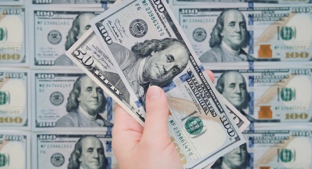 Qué pasa con el peso colombiano y el dólar / Shutterstock