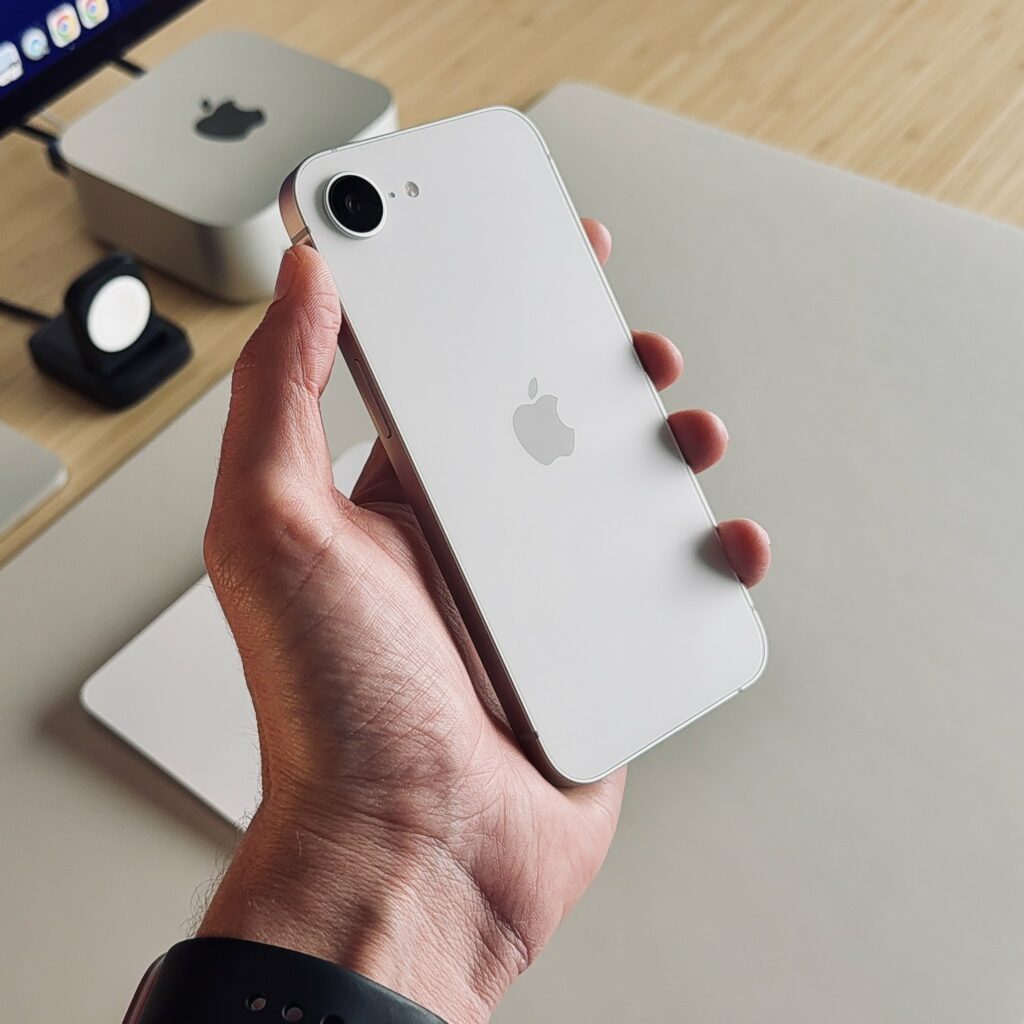 iPhone 16e. / Redes sociales.