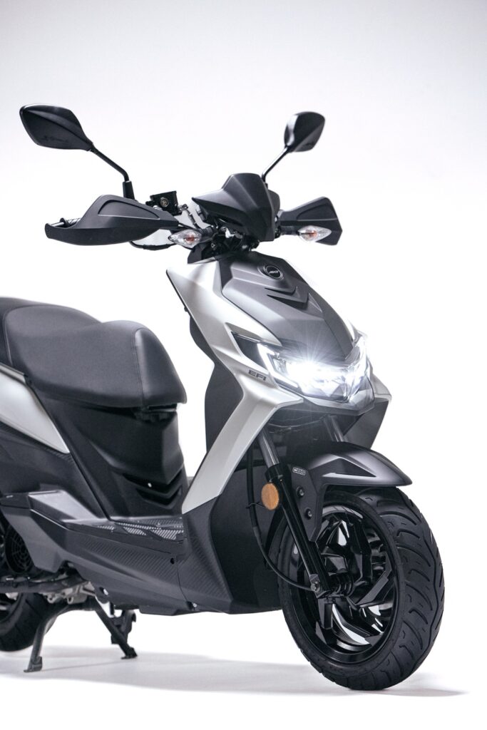 Moto AKT