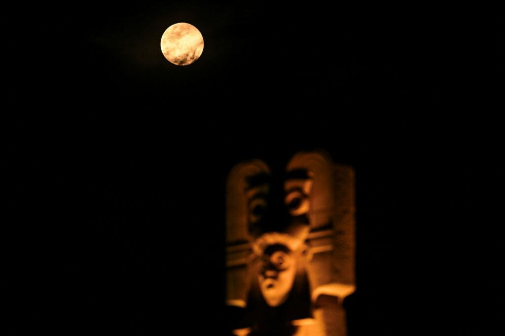 Luna de sangre junto al monumento "Joven de Amajac". / AFP