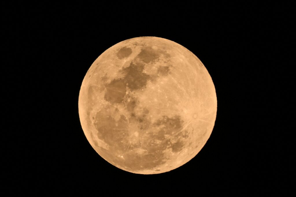 Primeras imágenes del Eclipse lunar de hoy 14 de marzo de 2025 /Yuri CORTEZ / AFP)