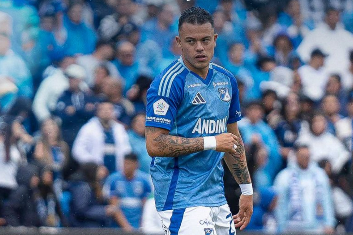 Leonardo Castro, de Millonarios, descontrolado en la banca con el DT por cambiarlo en el juego vs. Águilas Doradas en El Campín. 