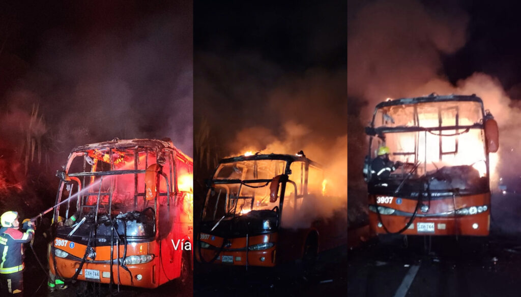Incendio de flota La Macarena en vía Bogotá-Villavicencio - Bomberos Cundinamarca.