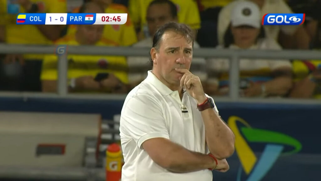 Néstor Lorenzo no se puso camisa vinotinto en Colombia vs. Paraguay | Pantallazo de video Gol Caracol