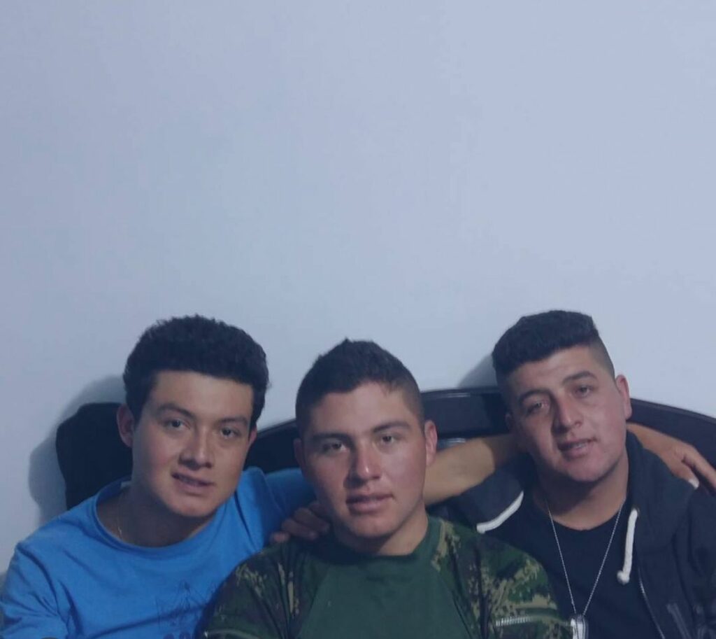 Rodrigo Contreras (izquierda) y sus hermanos/Foto: Instagram @rodrigo_contreras02.