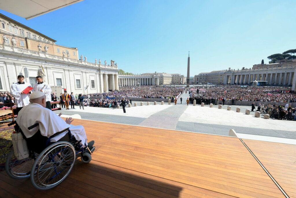 Papa Francisco hace aparición sorpresa ante feligreses este 6 de abril. Foto: AFP.