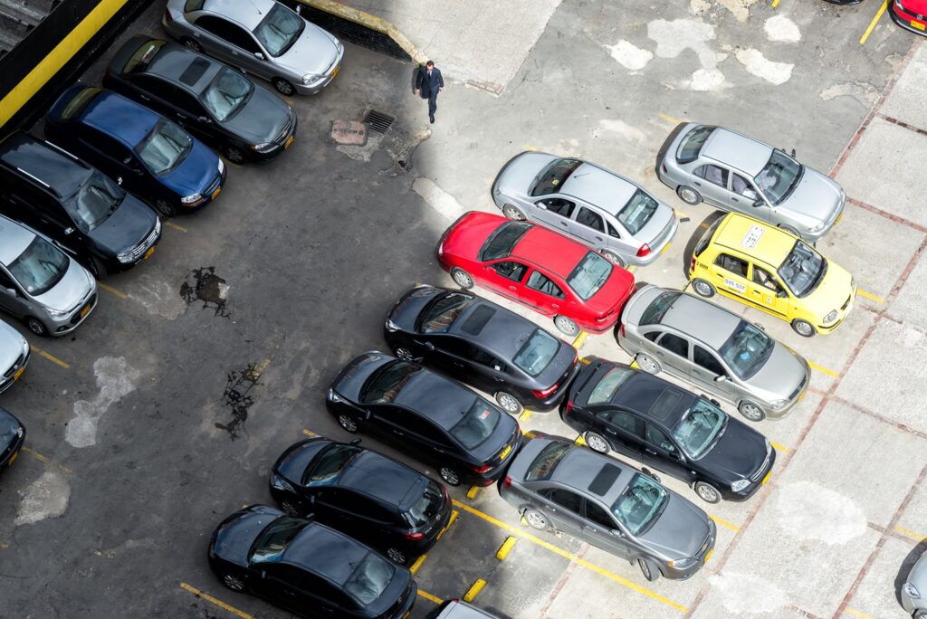 Parqueadero en conjuntos. / Shutterstock