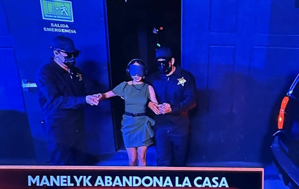 Manelik González salió escoltada y vendada.