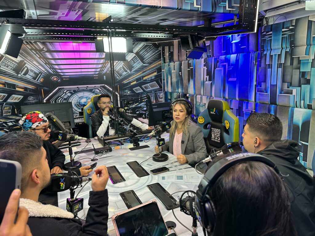 Equipo de locutores de MIX 92.9 y Vicky Dávila. / Cortesía: MIX 92.9