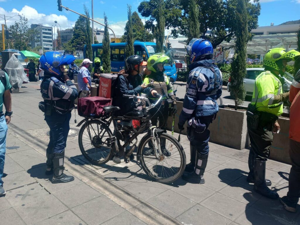 Agentes revisan un ciclomotor. / X: @SectorMovilidad