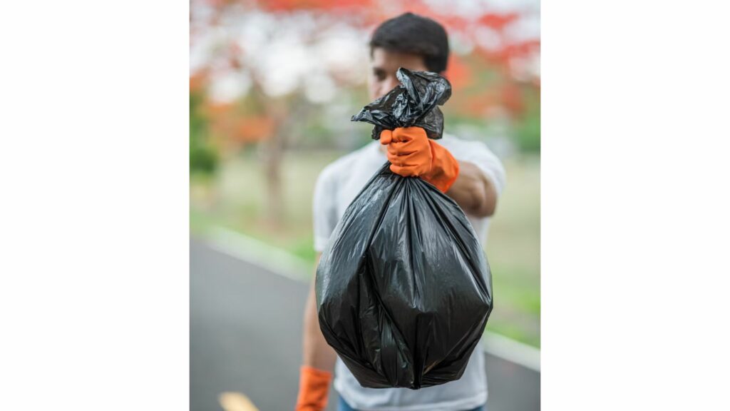 Hombre sacando la basura / Freepik