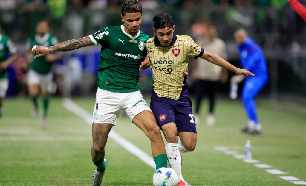 Richard Ríos, jugador de Palmeiras enfrentando a Cerro Porteño/ AFP