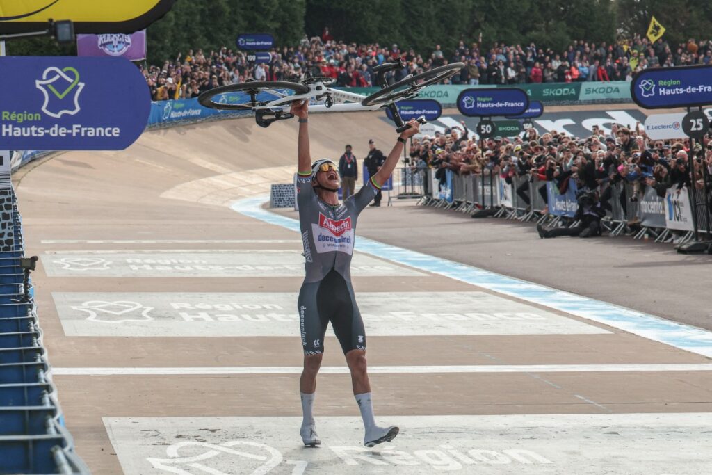 Mathieu van der Poel ganó la clásica París-Roubaix / AFP