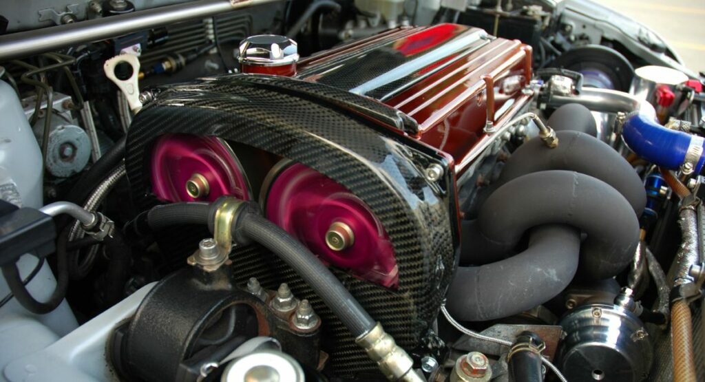 Fibra de carbono en motor de un carro / Getty