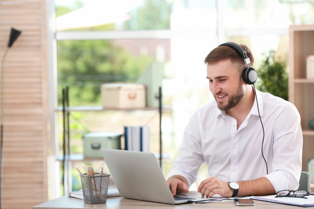 Hombre trabajando en remoto / Shutterstock