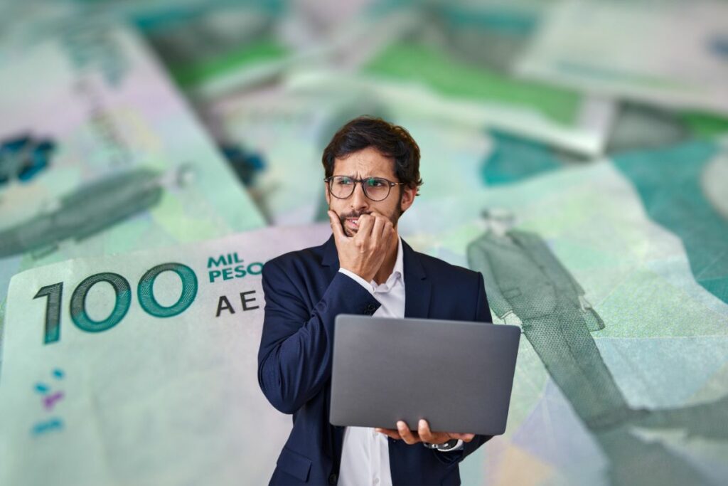 Imagen que ilustra la preocupación por el decreto en impuestos del Ministerio de Hacienda / Composición de Pulzo con imágenes de Shutterstock