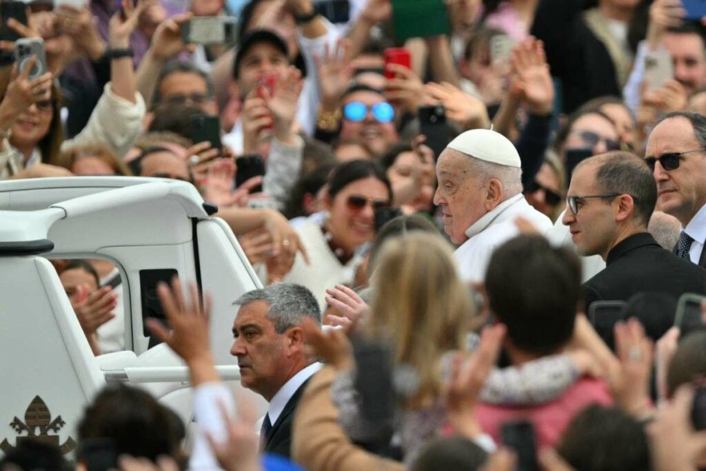 Papa Francisco en plaza del Vaticano en su papamóvil / AFP