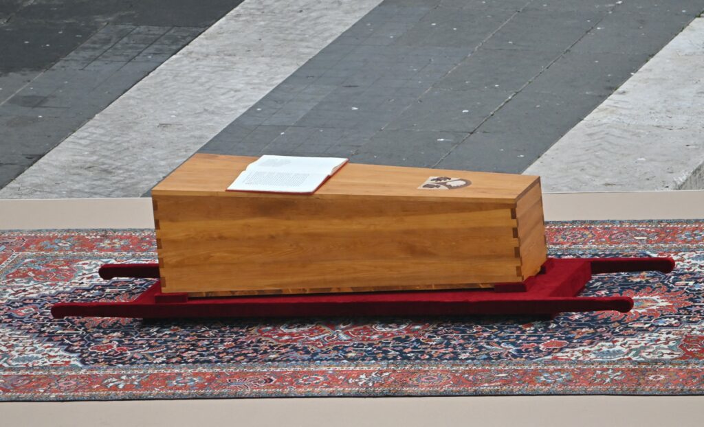 Ataúd del papa Benedicto XVI. Foto: AFP.