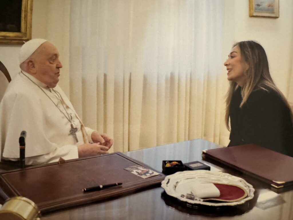 La foto entre Katherine Miranda y el papa Francisco / X: @KatheMirandaP