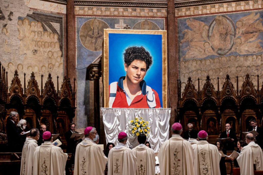 Imagen de Carlo Acutis durante su beatificación en 2020 / Getty Images