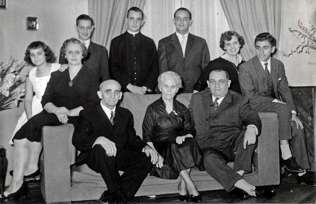 Foto familiar del papa Francisco durante su juventud con sus padres, abuelos y hermanos / AFP