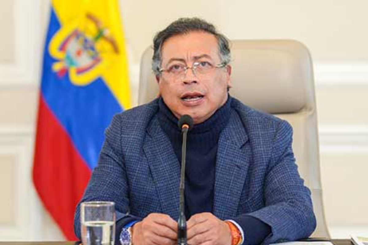 Aclaran por qué Petro apareció con cuello de tortuga y la cara inflamada en alocución en TV. Tuvo que hacer cirugía de 20 y 30 millones. 