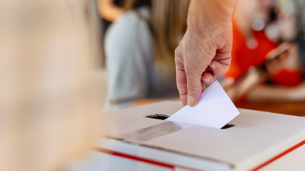 Imagen de referencia de persona votando / Shutterstock