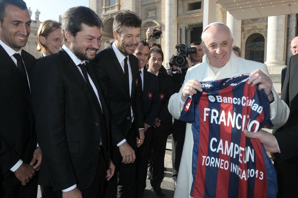 El papa Francisco con la camiseta de San Lorenzo / AFP